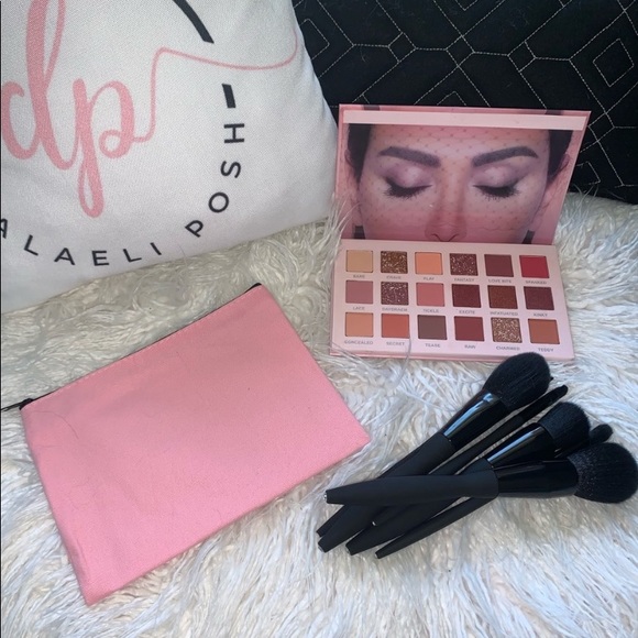 Pretty in pink lashes makeup pouch - Picture 3 of 3